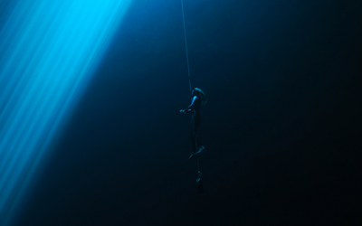 Helena Bourdillon freediving next to a light beam