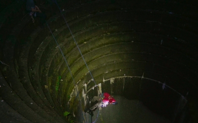 Absailer A, rapelling down the Plughole