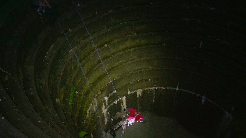 Absailer A, rapelling down the Plughole