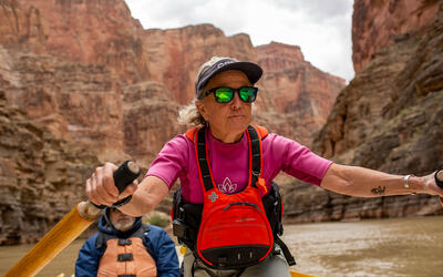 Dory guide Cindell Dale rows through Grand Canyon