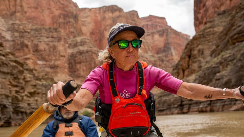 Dory guide Cindell Dale rows through Grand Canyon