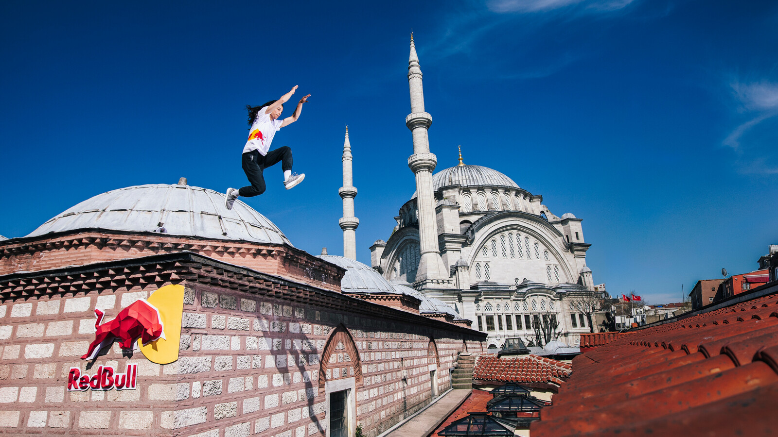 Hazal Nehir performing Parkour