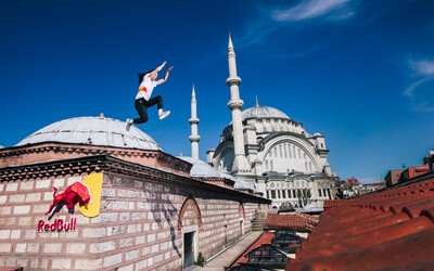 Hazal Nehir performing Parkour