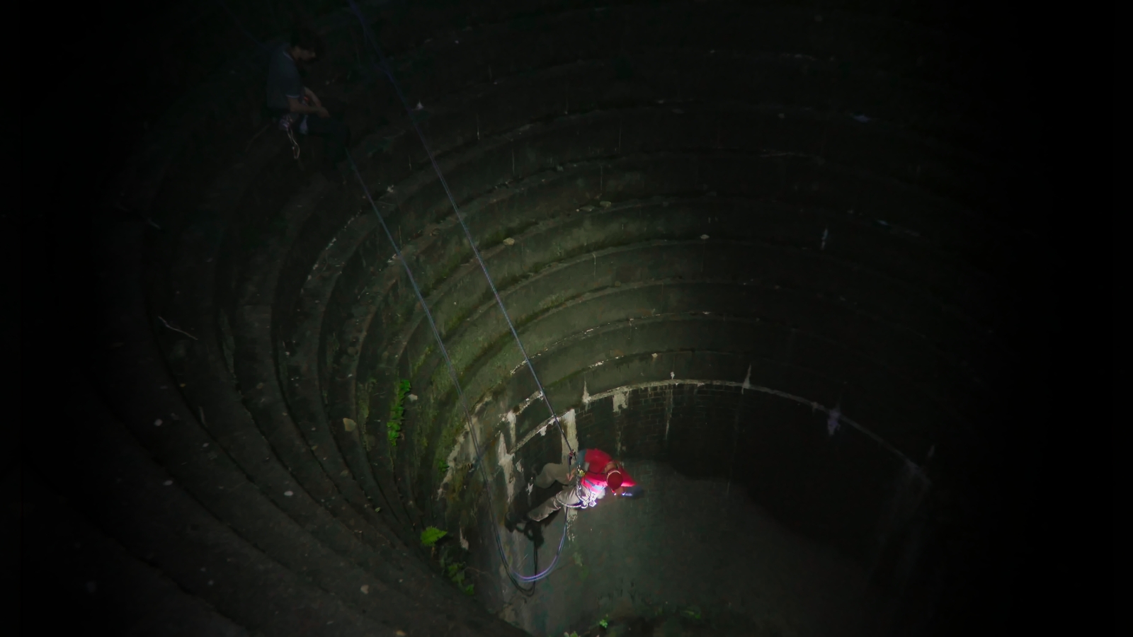 Absailer A, rapelling down the Plughole