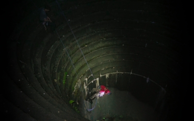 Absailer A, rapelling down the Plughole