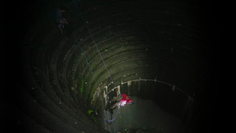 Absailer A, rapelling down the Plughole